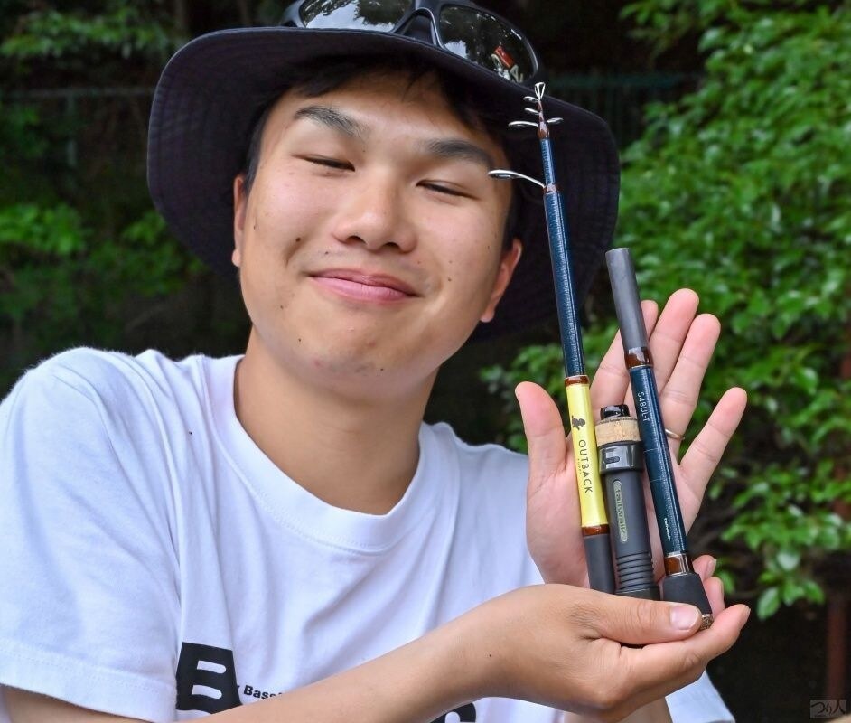 手のひらと比べてもらえるとその小ささが伝わるかと。ルアーを入れるクリアケースに入れても持ち運ぶのがオススメです