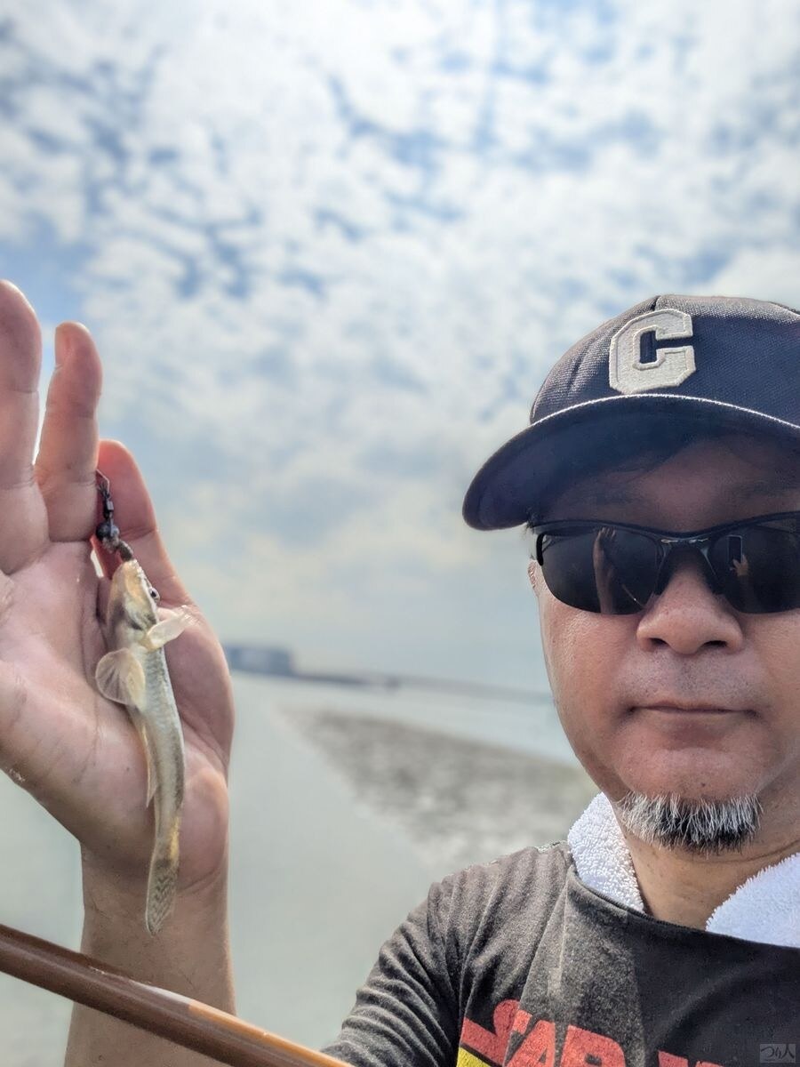 海老取川と多摩川の合流地で釣ったハゼを見せる筆者