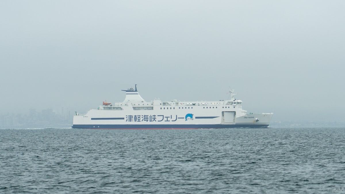 函館沖の釣り場風景。津軽海峡フェリーが行き交う海域で実釣を行なった