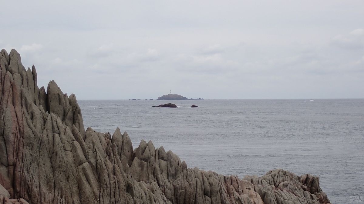 伊豆半島・下田から南に向けて連なる沖磯群。写真は石取根から南東を見たところ。手前にあるのは平根、奥に見える灯台がある島は神子元島。いずれも好ポイントである
