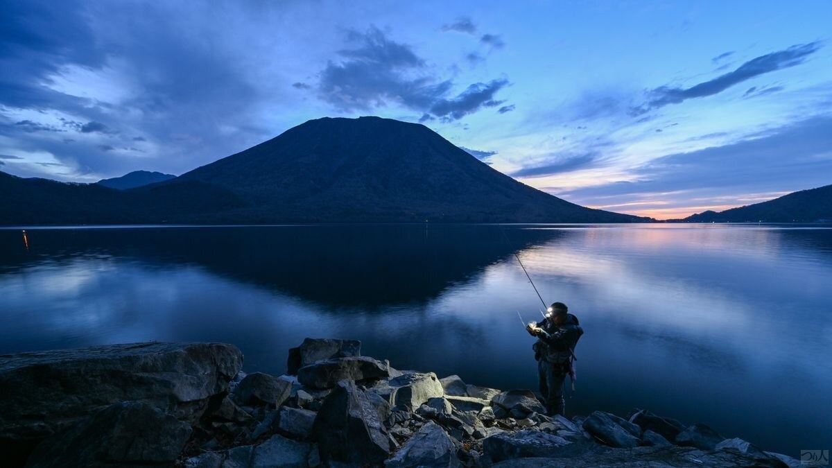 中禅寺湖の時合は夜明け前。成層火山である男体山の美しいシルエットを望む朝の清々しさは格別