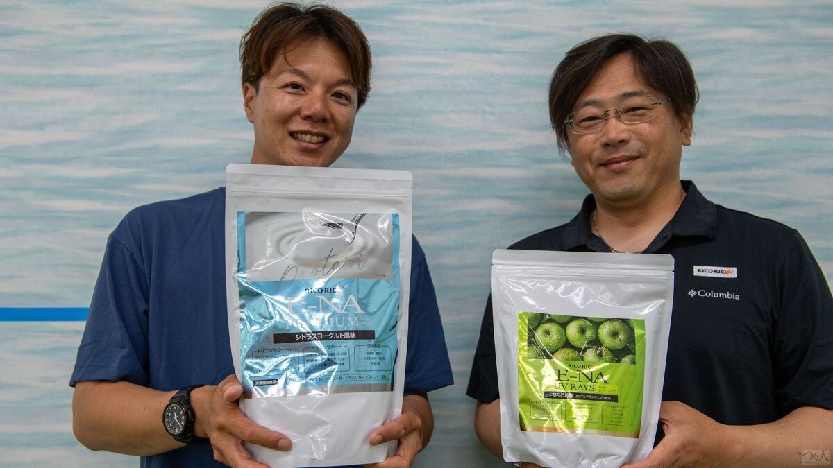 伊藤巧さんと並んでいるのが「E-NA」を開発したRICO・RICO春山将慶さん。早稲田大学人間科学部健康福祉科学科卒。中学～大学のバレーボールのトレーナーを歴任し、現在は埼玉県バレーボール協会の顧問トレーナーを務める。地域の高齢者の運動不足を解消する運動特化型デイサービスや鍼灸院を立ち上げるためにRICO・RICOを設立。趣味はバスフィッシング