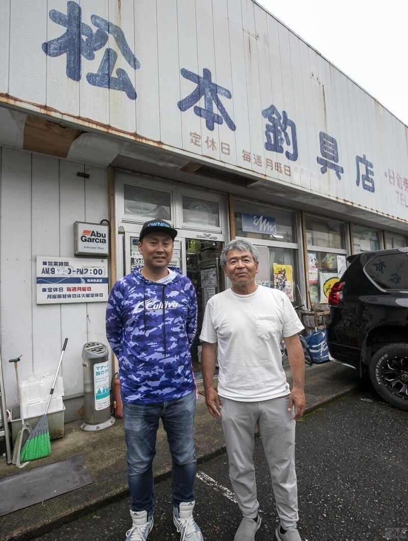 松本釣具店（神奈川県小田原市蓮正寺370-46／TEL 0465-36-1418）。山口さんが小学生のころから馴染みのお店。店主の松本修さんはアユルアーにも精通し一家言をもっている