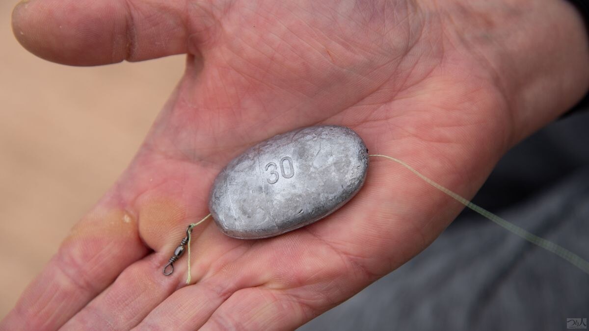 流されにくい形状のお多福オモリの30号を使用