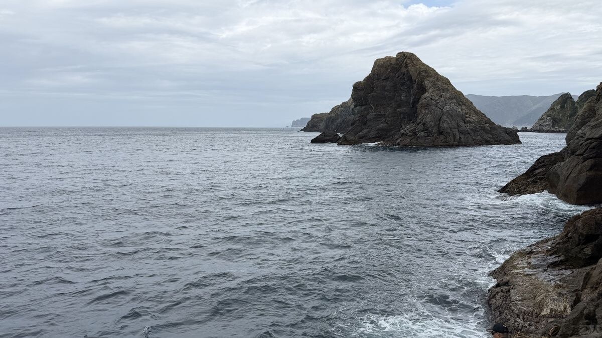 ホゲ島からの眺め。福江島の北側に位置し、南東風の風裏にあたる。潮通しがよく、イシダイ、メジナ、青物と多彩な実績を誇る磯だ
