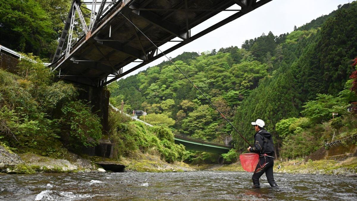 松阪食堂の前、皆瀬橋の下を探る。こうしたシチュエーションもショートロッドの独壇場だ