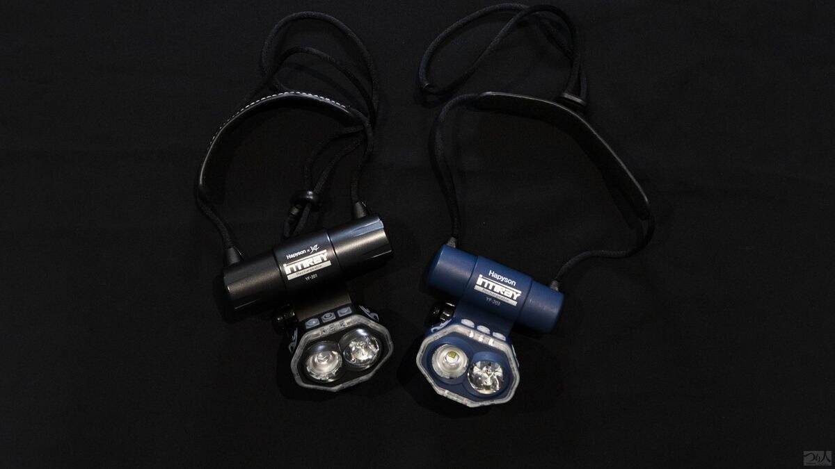 フルモデルチェンジしたチェストライト。旧モデル（写真左）のYF-201Fと比べ横幅に関しては30%オフって感じです。ニューモデルのYF-203シリーズはより明るく、より軽く、そしてより安くなっています。一番大きな変化は中に搭載しているリチウムバッテリーです。小型化され性能も上がっています。いいこと尽くめなんです（酒井さん）