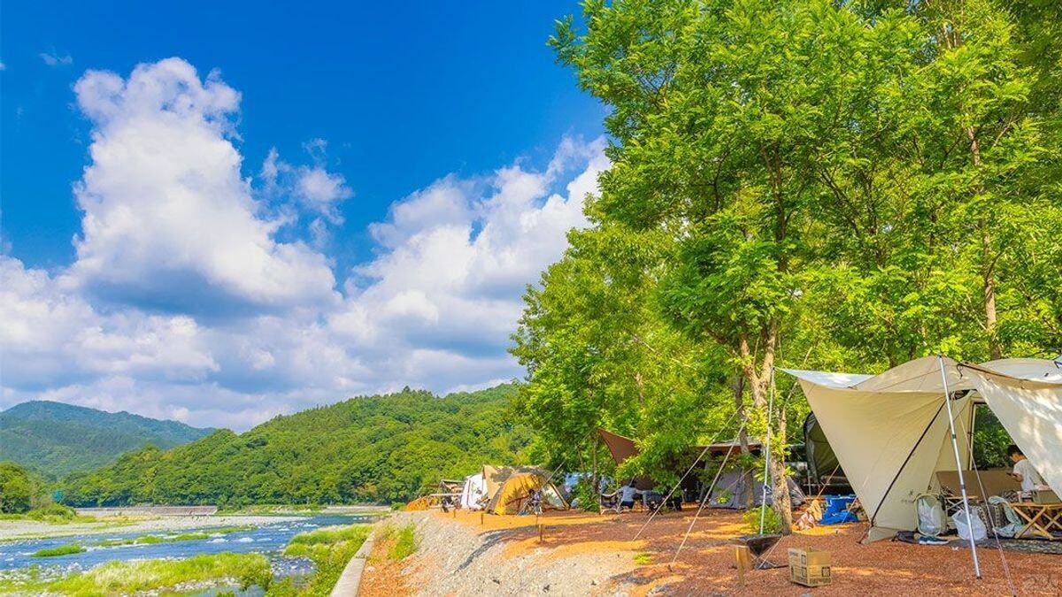川を見下ろす好立地のキャンプサイト