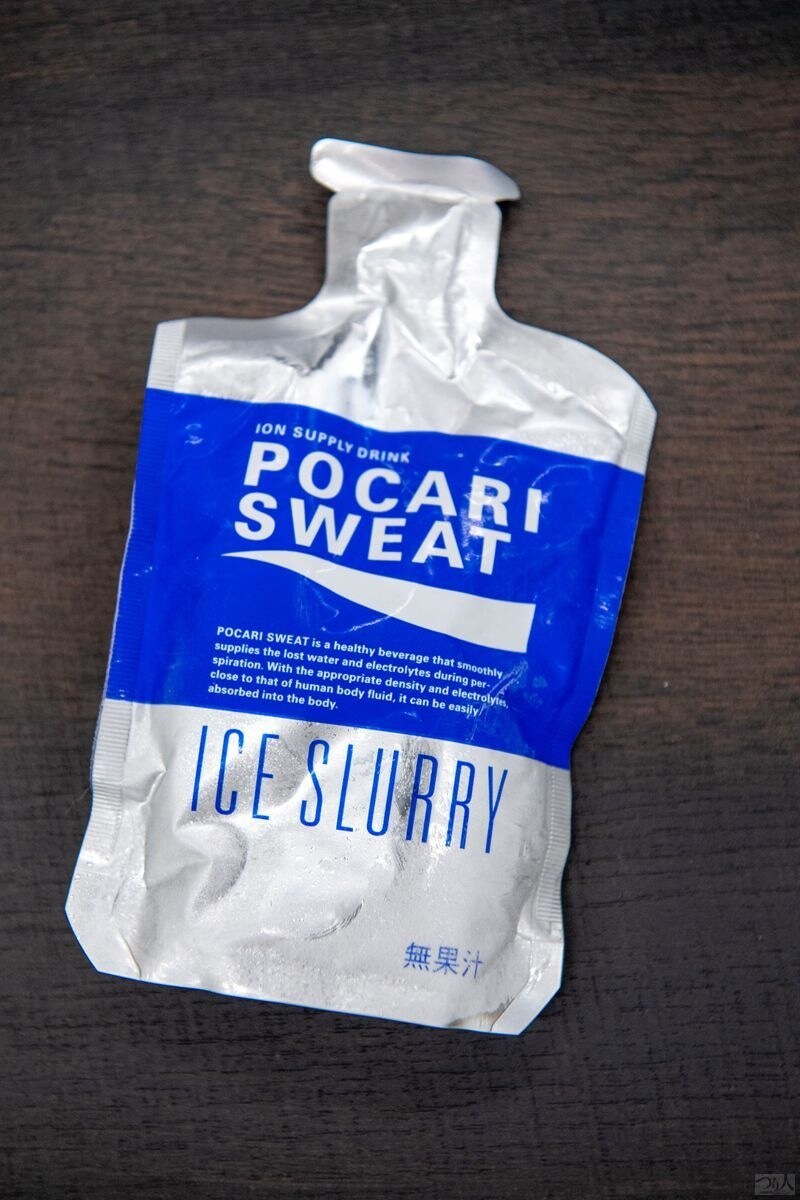 春山さんのオススメアイテムはポカリスウエットICE SLURRY。凍らせた状態でクーラーボックス（氷入り）で釣り場に持ち込む
