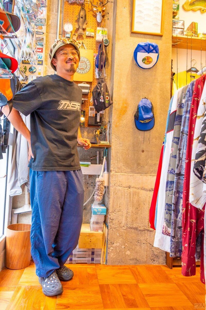 店内に立つオナ店長
