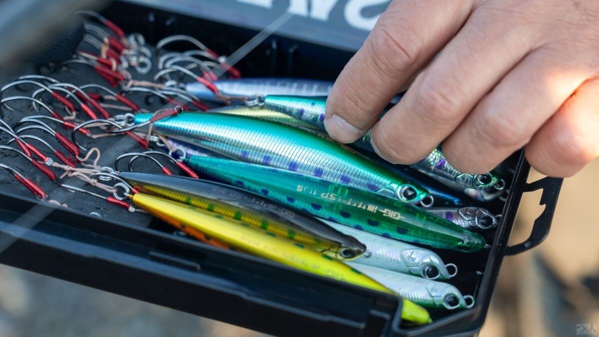 とくにジグやジグミノーの釣りでは、X9の直進性が活きる。巻き抵抗やシャクリ時のわずかな負荷変化といった水中情報がダイレクトに伝わり、ブラインドの状況把握が容易になるからだ