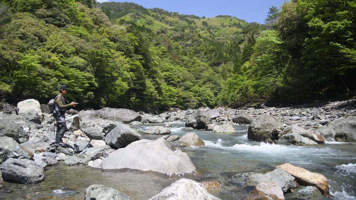 いい景色の中でキャストを繰り返す郡司さん。ベイトリールの利点である手返しのよさがこのような場所で生きる