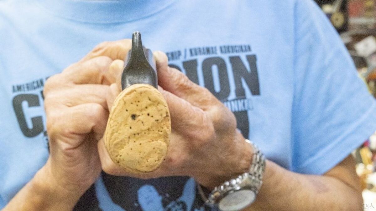 チャンピオングリップは左右非対称！　握りこみやすいようにあえてそのようにデザインされている