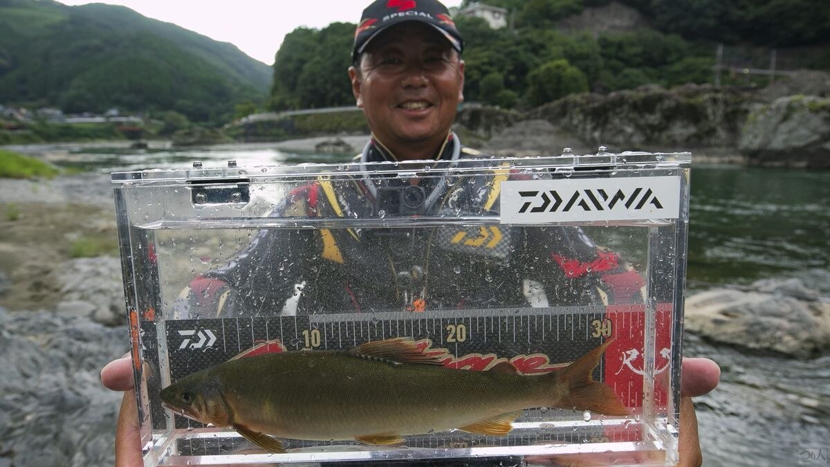球磨川釣行で尺アユを釣りあげた瀬田さん