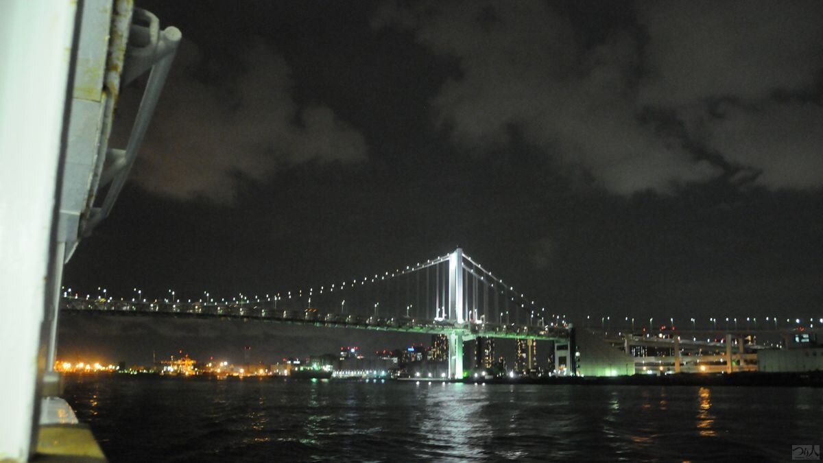 伊豆諸島へは仕事明けでも間に合う竹芝桟橋を夕刻発の便が人気。船内でしっかり休めて早朝に着く