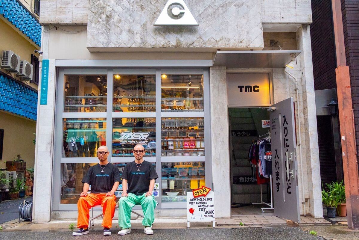 TASFの店の外観と、店先に座る2人