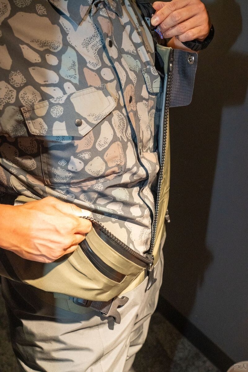 昨今のハイエンドモデルはジップタイプが主流。脱ぎ履きしやすいのが最大のメリットだ。また、暑くなったときにジッパーを開ければベンチレーションのように使える