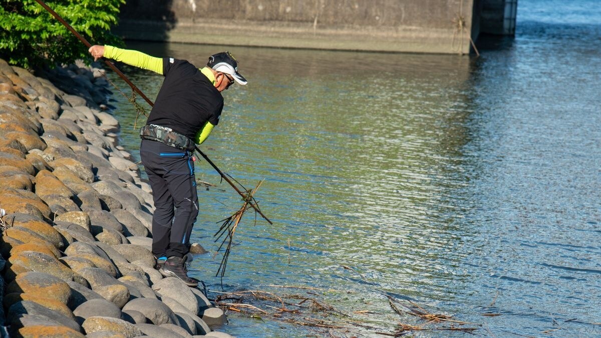 下げ潮が動き出すと浮遊物が次から次へと流れて来て釣りにならない感じ