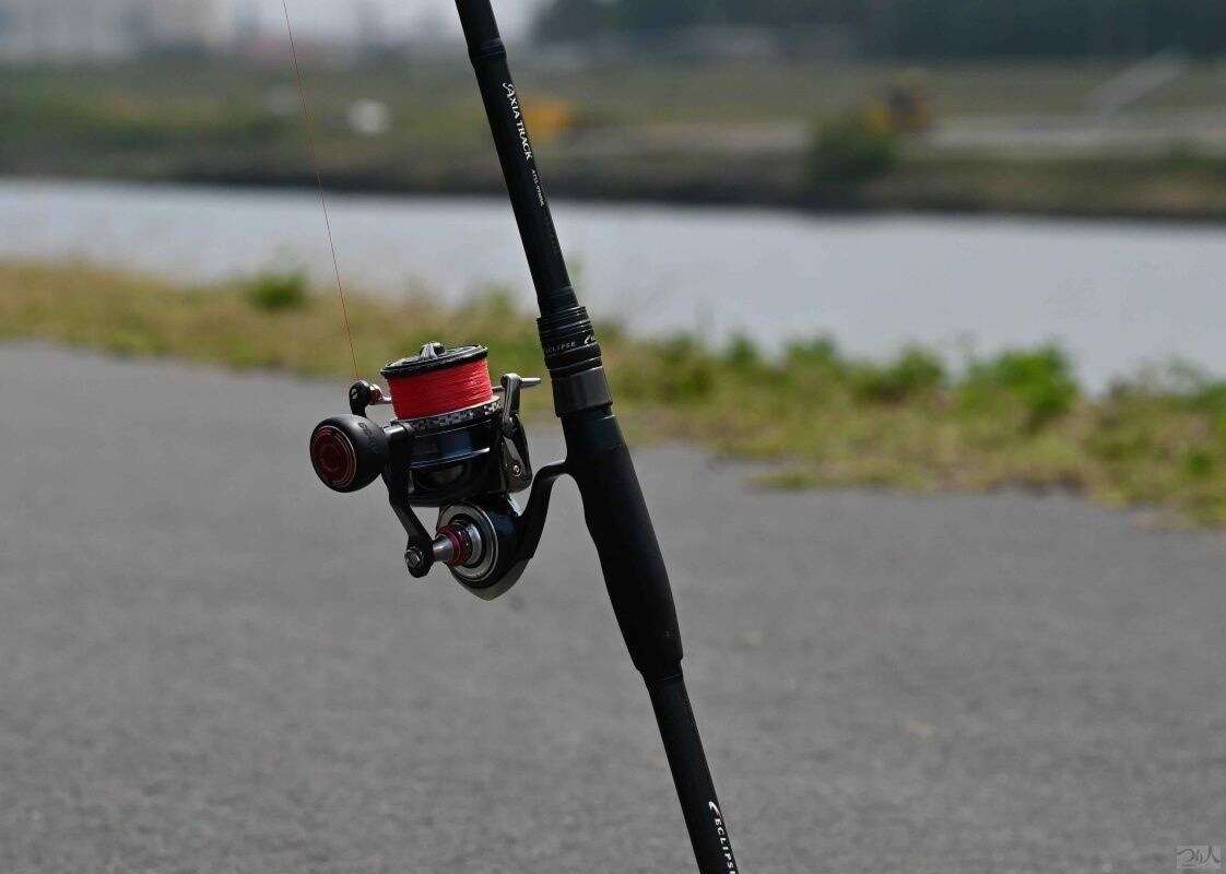 ロッドはコストパフォーマンスの高いアクシアトラックシーバス88MLLと99MMLの2本を用意。飛距離の出しやすい99MMLをメインとして、オカッパリの小場所打ちでは操作性のよい88MLLも使用した。リールは4000番、ラインはPE1号、リーダーはフロロカーボン25ポンド