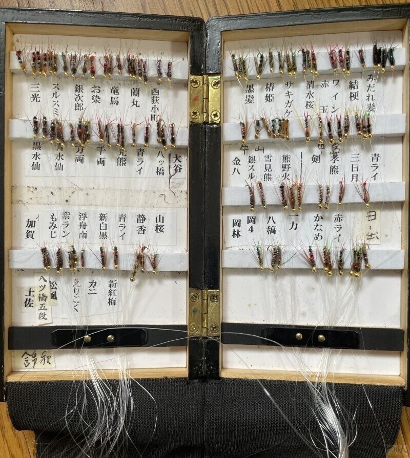 古典の名作毛バリに年々新作も加わっていくため、アユ毛バリの銘柄は数千種を下らないと言われている