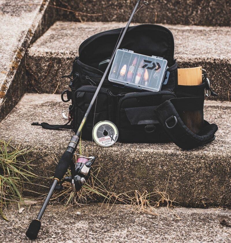 ロッドはこの秋発売となる、月下美人 RX アジング64L-S。リールはフリームスLP2000S-P。ラインは月下美人UVFデュラセンサー＋Si2の0.4号。リーダーはフロロショックリーダーXの1.75号を30cm（すべてダイワ）。リーダーはFGノットで結束し、スナップを使用。リーダーが太めなのは、チヌやシーバス、マゴチなどがヒットすることがあるため。ダイワのハゼクラはラインが太くてもアクションに影響が出ないように設計されている