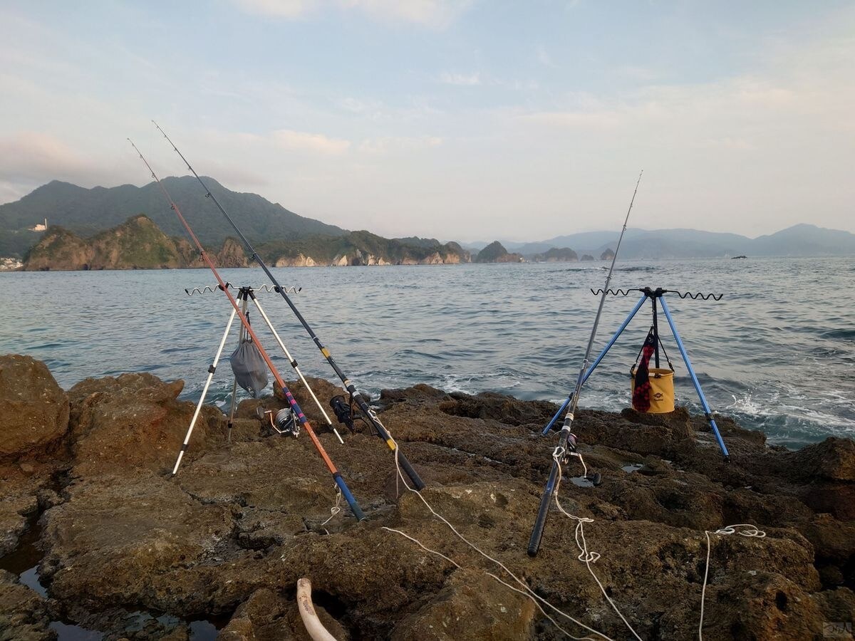 置きザオで待っていると強烈な力で突然ドラグが逆転し始める。ロープは必須アイテム