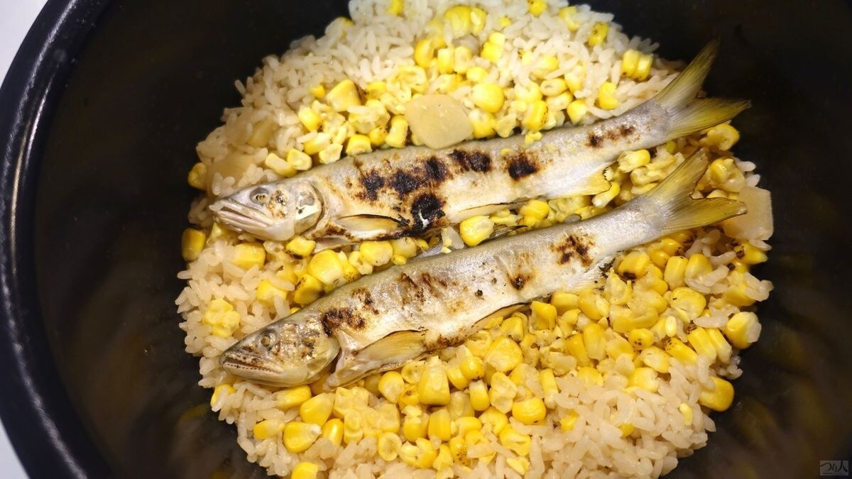 炊き上がったアユとトウモロコシの炊き込みご飯