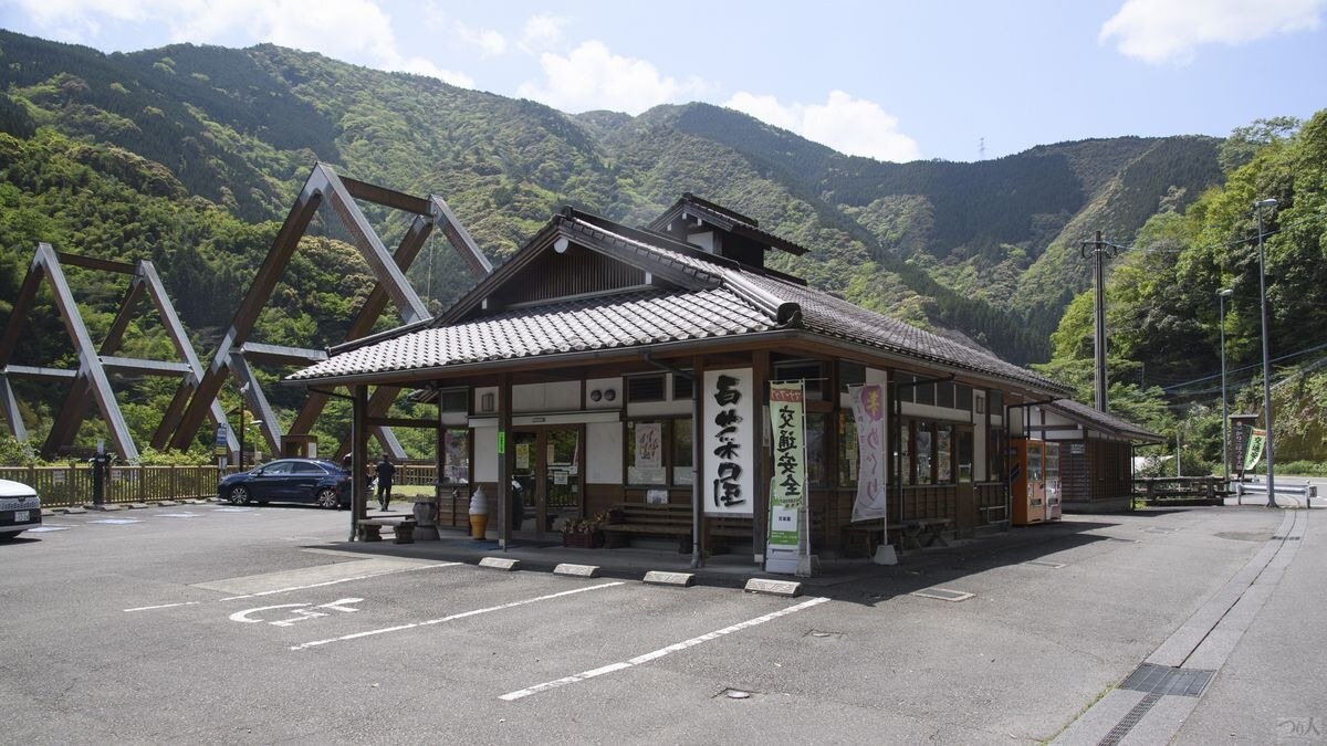 遊漁券も購入可能な川の駅（写真はしいたけ南蛮定食1200円）で、一ツ瀬川の釣りの拠点として待ち合わせなどにも重宝する。車の通れる木造橋としては日本一のかりこぼうず大橋が目印