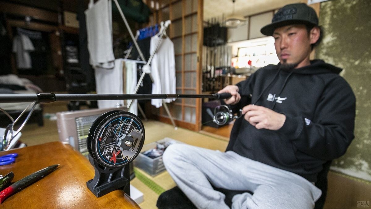 ヒラスズキ釣りはラインのどこが擦れているか分からない。5釣行に1回はラインを引き出して傷を確かめるが、「アップグレードX8」は耐摩耗性が高く交換頻度は少なくて済むという