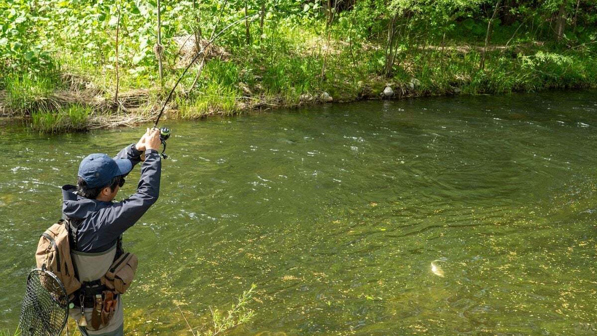 ひったくるようなアタリで相手が大ものと確信。魚は流心へ向かって走り、冷静にいなしながら距離を詰めていく