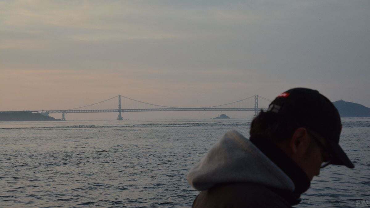 大鳴門橋を望むポイント。潮の動き初めで潮目ができている。潮目に絡むタイなら食いが立つのが期待できそうだ