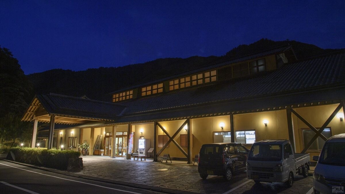 肌にいいアルカリ系の温泉でとろりとした泉質が自慢の天然温泉、西米良温泉ゆた～と。釣りの後にゆったりとお風呂に入って、さっぱりとして帰路に