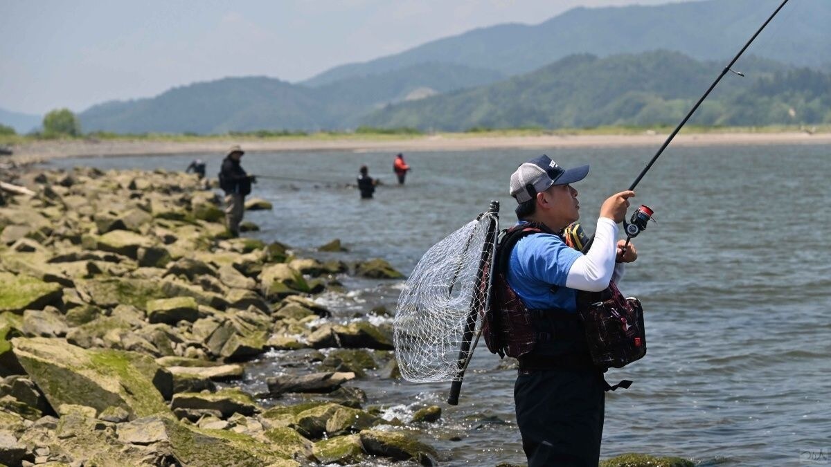 北上川河口では流れが絞れるポイントにアングラーが集まっていた