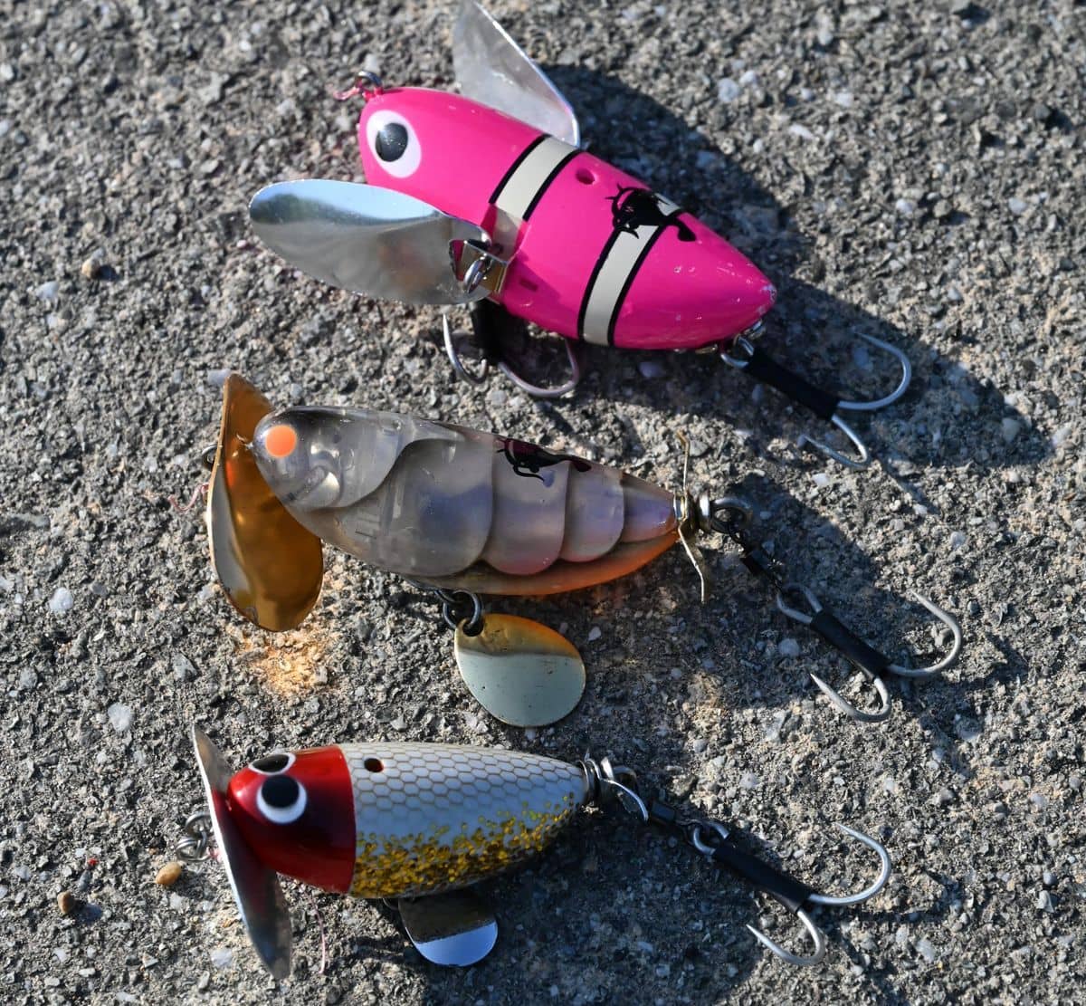上から大どんぐりマウス鯰SP、でんぐりガエル鯰SP、仔でんぐりガエル鯰SP（すべてビバ）。ダブルフックやブレードなどナマズ仕様にチューンされている。廣常さんはアピール力の強弱を軸にしてルアーを使い分けている