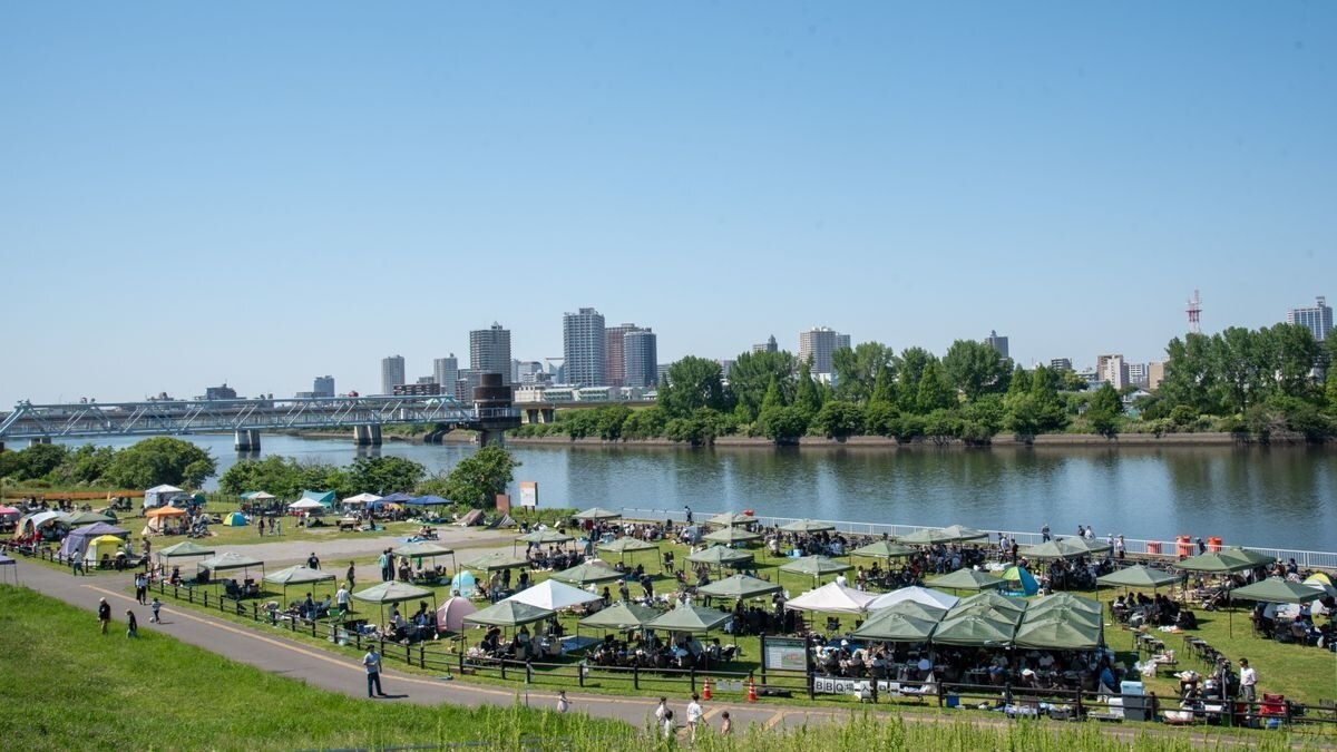 岩淵水門周辺で釣りをする人のみならずBBQを楽しむ人も大勢。ここから上流1km先にあるJR鉄橋下の臨時駐車場を利用したが往復2kmの移動はなかなか大変