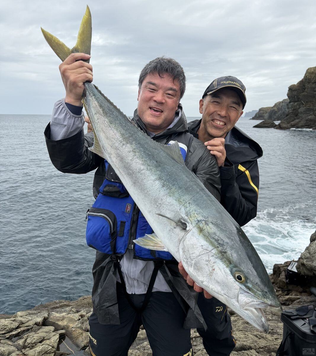 和田さんに誘われ五島遠征に同行した平江さんにとって、本格的な磯釣りは初体験。二人が並ぶ笑顔に、充実の二日間が凝縮されている