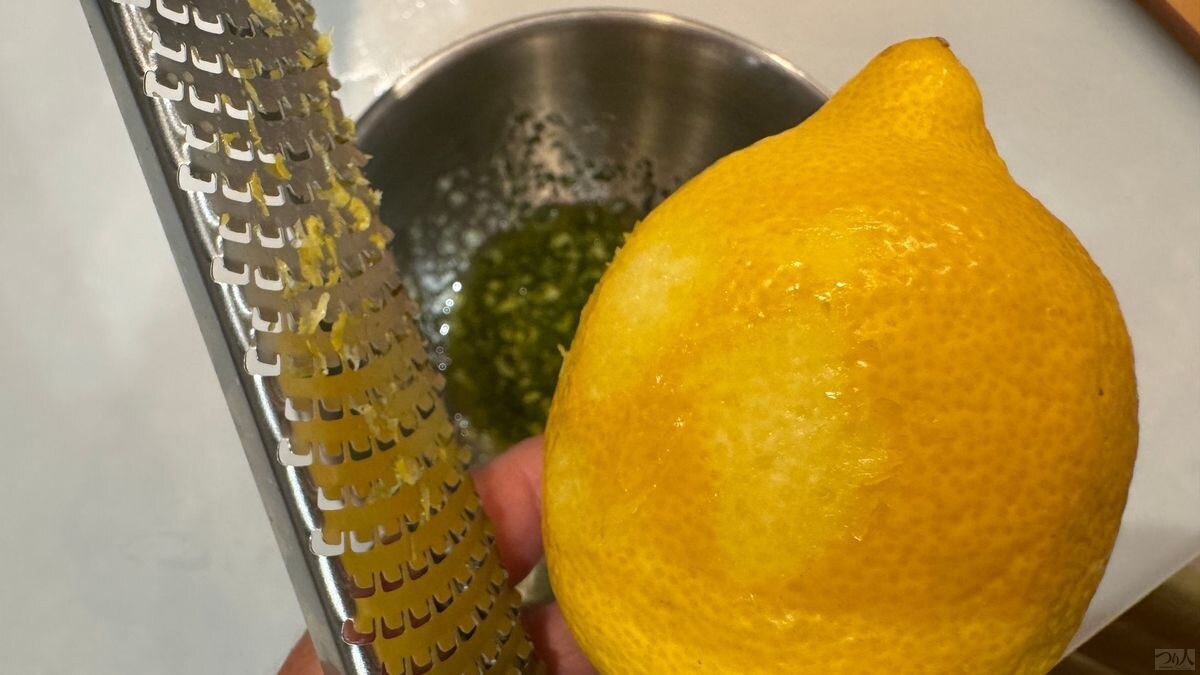 香草オイルにレモンの皮をすりおろす