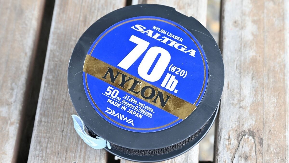 ナイロンを6~8mと長く取り、伸びを利用することでジグの暴れを防いでいる