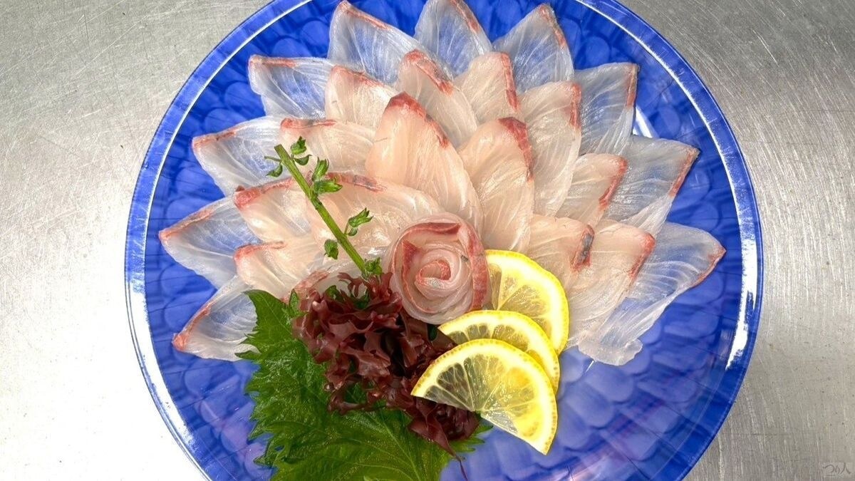 白身魚に近い身質のカンパチは5kg前後なら1週間はおいしく保存できる。下処理を終えたらグリーンパーチで巻き、ビニール袋に入れてクーラーボックスの水氷に沈めておく。死後硬直が始まる前の生きた身の味わいは、釣り人の特権だ