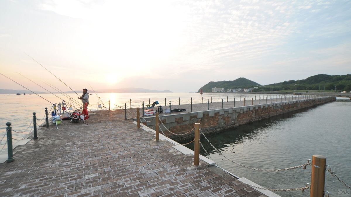 夕マヅメの防波堤。キジハタの食いは日が沈んで完全に暗くなったころに当たるケースが多い
