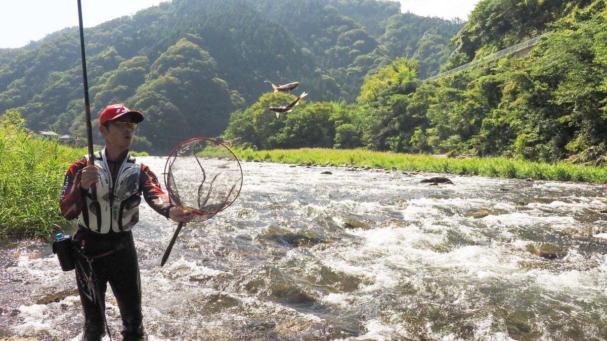2023年度開催の全日本アユ王座決定戦では2時間40尾の釣果を出した試合もある大庭さん。空中輸送などでナワバリを直撃するスピーディーな釣りを得意にし、瀬田匡志さんや高橋祐次さんら強豪10名と総当たりする3日間のマンツーマン対決で9戦全勝を成し遂げた