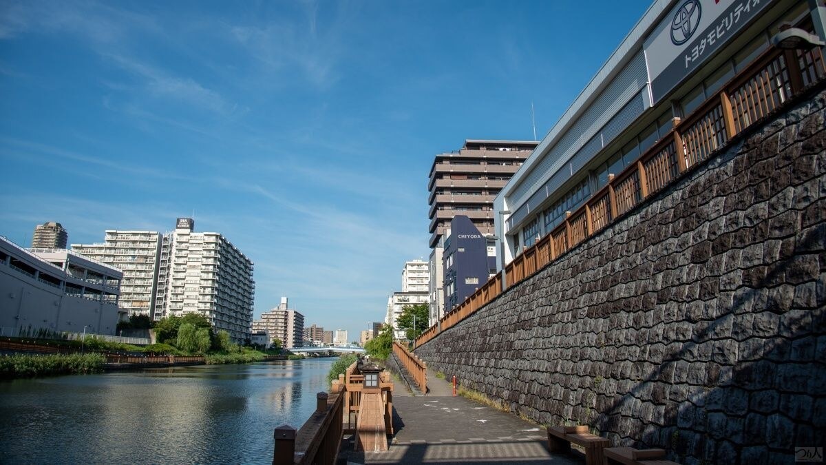 都内でも屈指の人気のハゼ釣り場として知られる小名木川もリールを使った投げ釣りが禁止されている。水温が下がって魚が深場に落ちると4.5mクラスの長ザオが必要になる