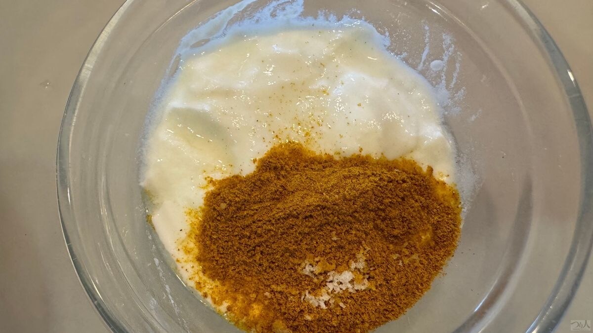 ヨーグルトとカレー粉を合わせたマリネ液