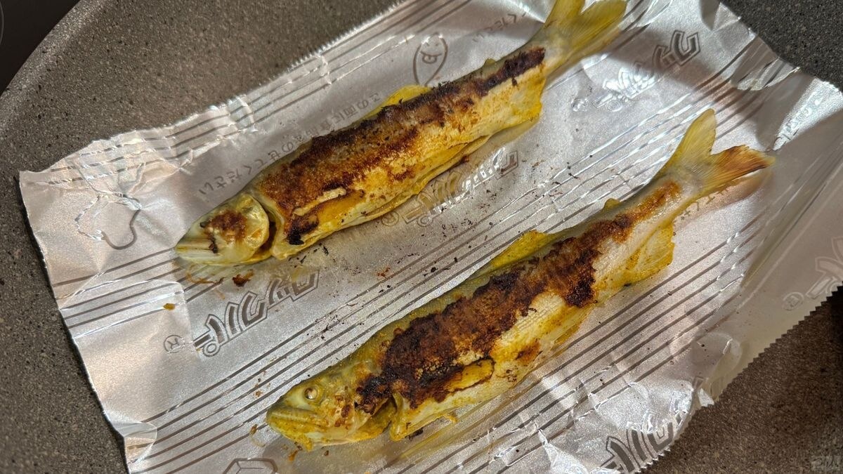 両面に焼き色が付いたタンドリー風のアユ