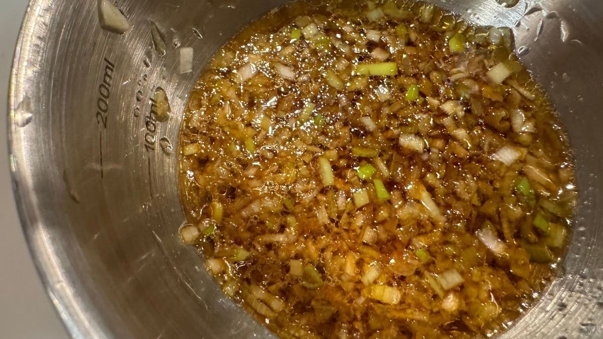 長ネギ、生姜、ニンニクのみじん切りと調味料を混ぜた香味ソース