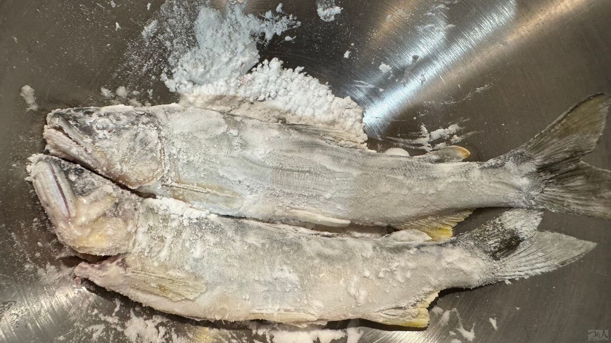 片栗粉をまぶしたアユ