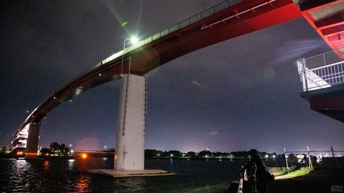 中の島大橋に面した側は柵があって安全な反面、ランディングはややしにくい。沖は砂泥底のため根掛かりは少ないことからシンカーウエイトを上げて広範囲を遠投して探った