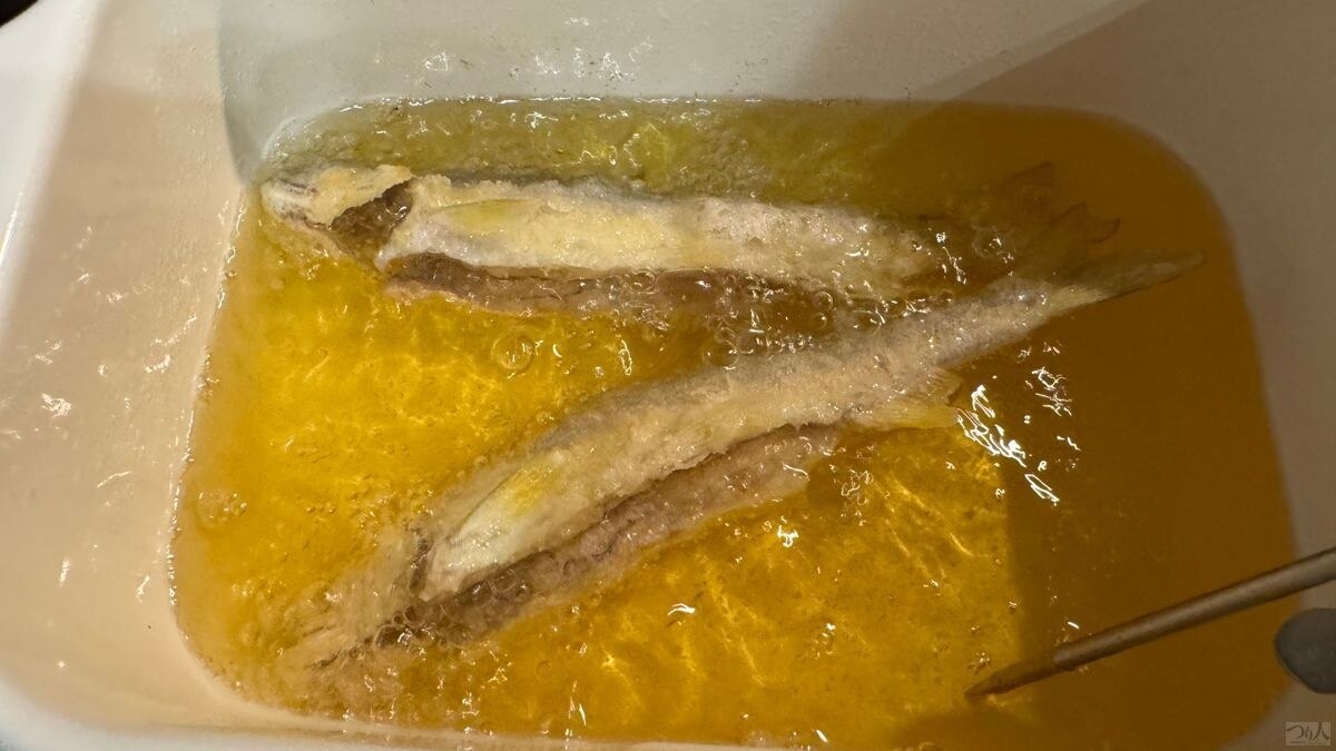 油で揚げているアユ