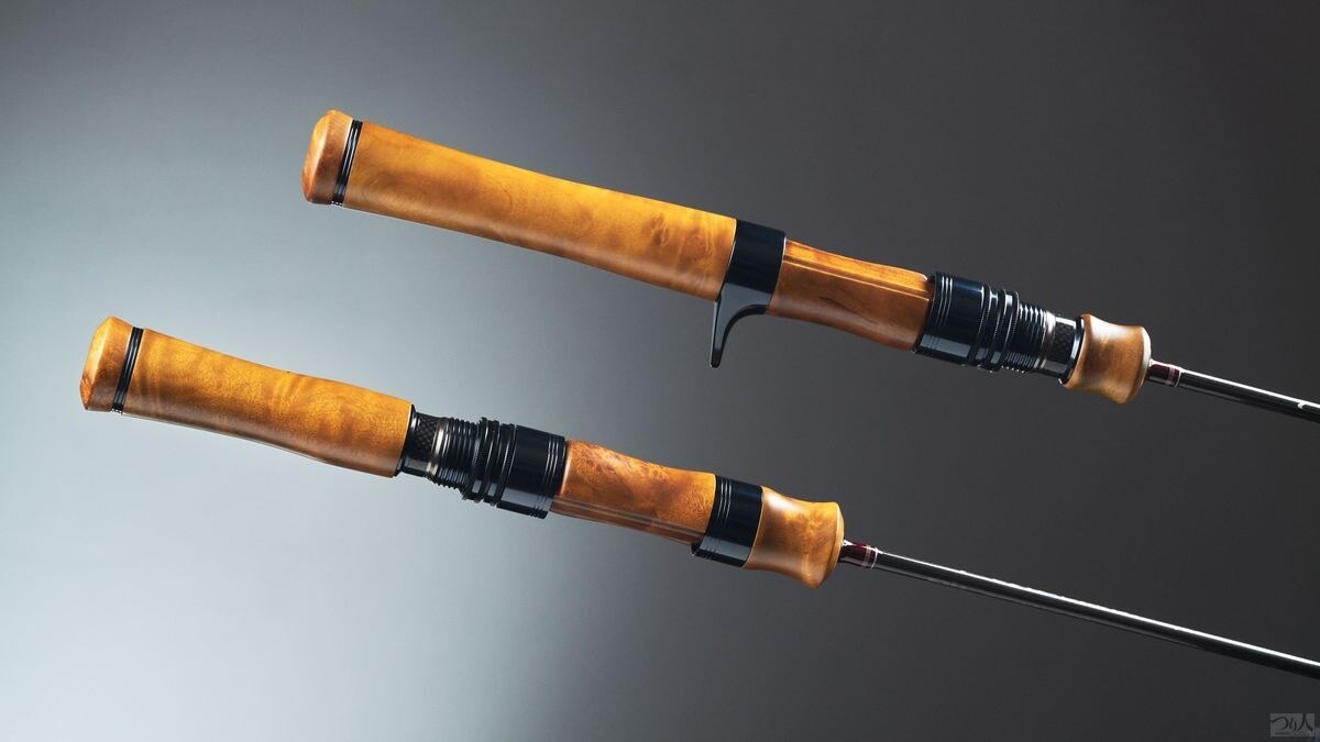 天然木のリールシートとメタルパーツを組み合わせた、ハイエンドモデルにふさわしい見た目と所有欲を満たすグリップデザイン