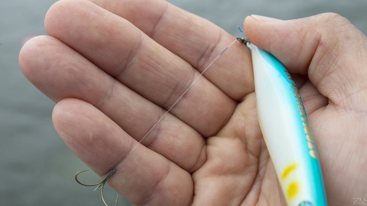 ハリスの長さは指3本半から4本。完成パックのハリはマーク付きのハリスで長さの調整がしやすい